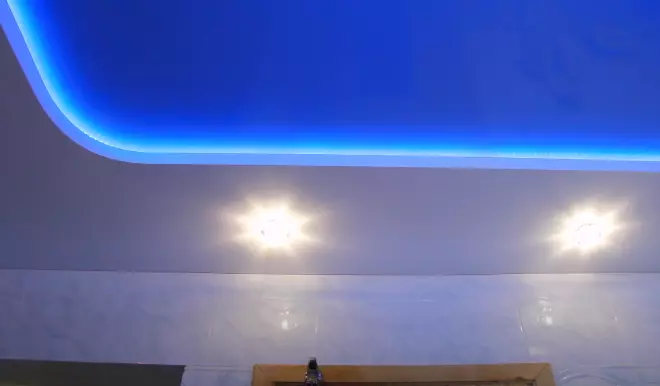 Синий натяжной потолок с подсветкой